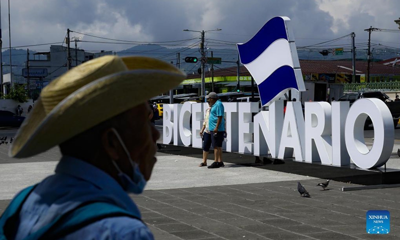A couple pose in front of a Bicentennial of Independence sign, at downtown of San Salvador, El Salvador, on Sept. 14, 2021. El Salvador, Guatemala, Honduras, Nicaragua and Costa Rica commemorated the Bicentennial of Independence of Central America on Sept. 15. Photo: Xinhua 