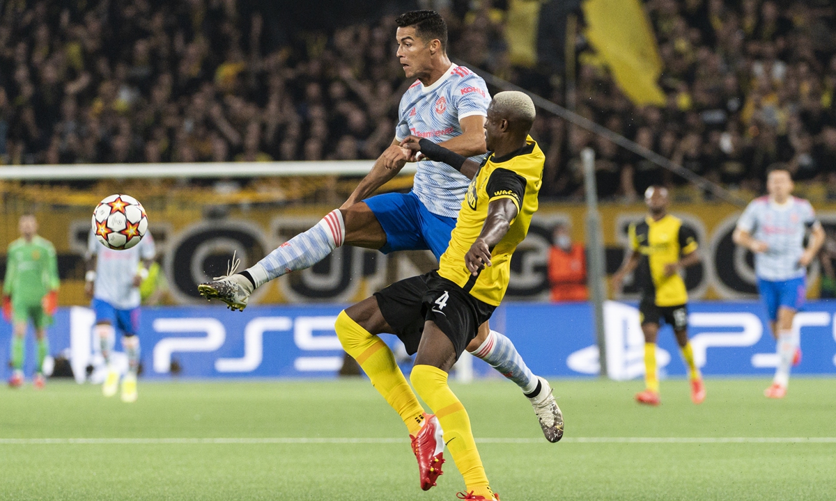 Manchester United's Cristiano Ronaldo (left) and Young Boys' Mohamed Ali Camara fight for the ball on Tuesday in Bern, Switzerland. Photo: VCG