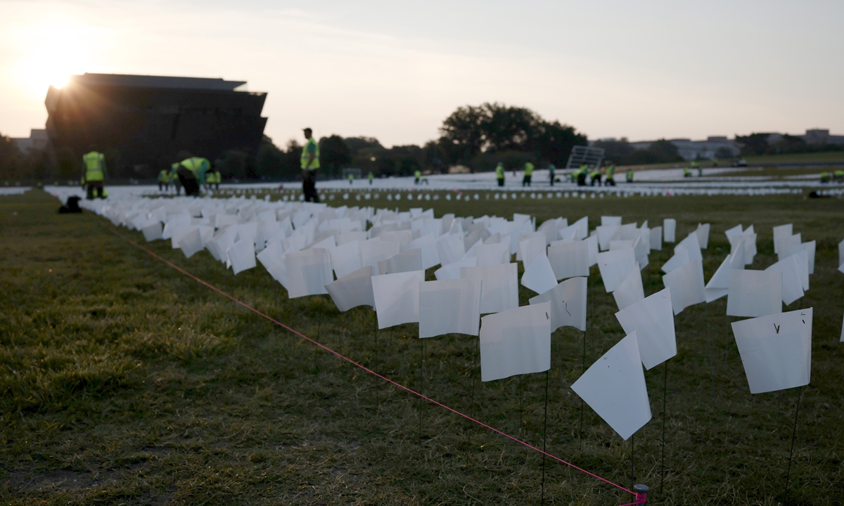 White flags cover a section of the National Mall on Wednesday in Washington, DC. A total of 650,000 white flags will cover the National Mall to represent each person who has died from COVID-19 in the US. Photo: VCG