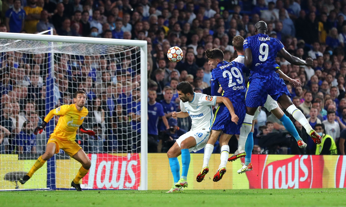 Romelu Lukaku (right) of Chelsea scores against Zenit Saint Petersburg on Tuesday in London, England. Photo: VCG
