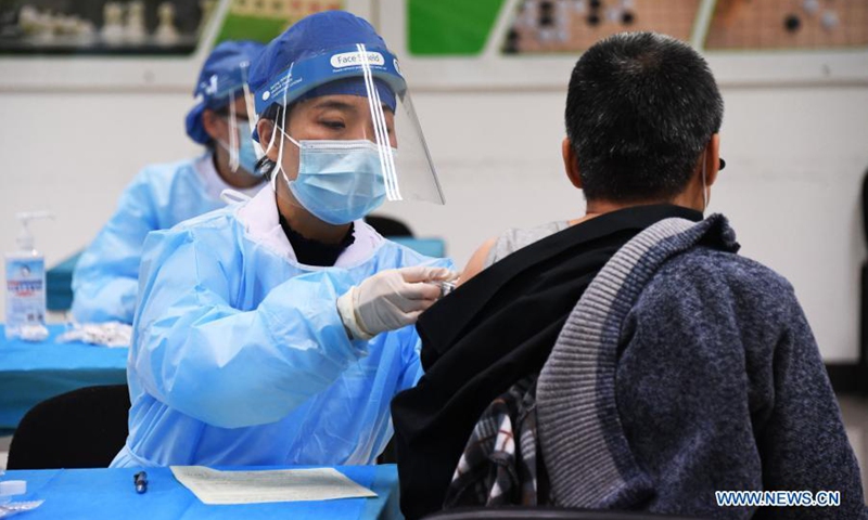 A medical worker inoculates a recipient with a COVID-19 vaccine at a temporary inoculation site in Haidian District in Beijing, capital of China, Jan. 11, 2021. Over 1 million people in Beijing had received the first dose of COVID-19 vaccine as of 11 a.m. Monday, the municipal health commission said. (Photo: Xinhua)