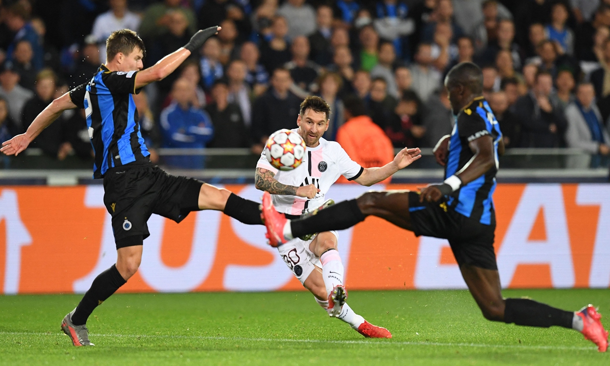 Paris Saint-Germain forward Lionel Messi (center) passes the ball during the match against Club Brugge on Wednesday in Bruges, Belgium. Photo: VCG