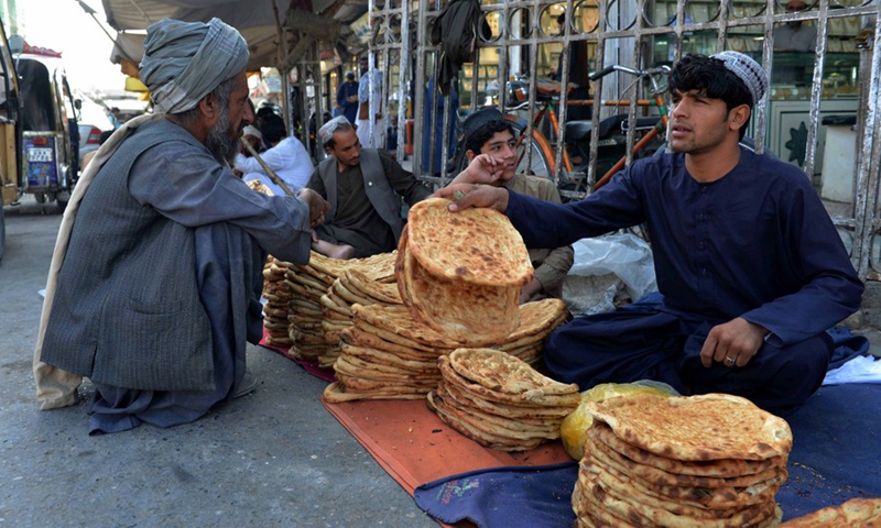 An Afghan vendor sells food for consumers in Kandahar city, southern Afghanistan, Sept. 14, 2021.(Photo: Xinhua)