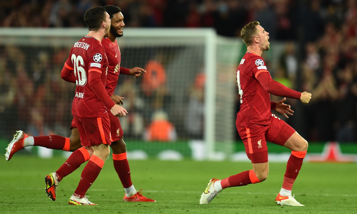 Liverpool captain Jordan Henderson (right) celebrates after scoring against AC Milan on Wednesday in Liverpool, England.  Photo: VCG