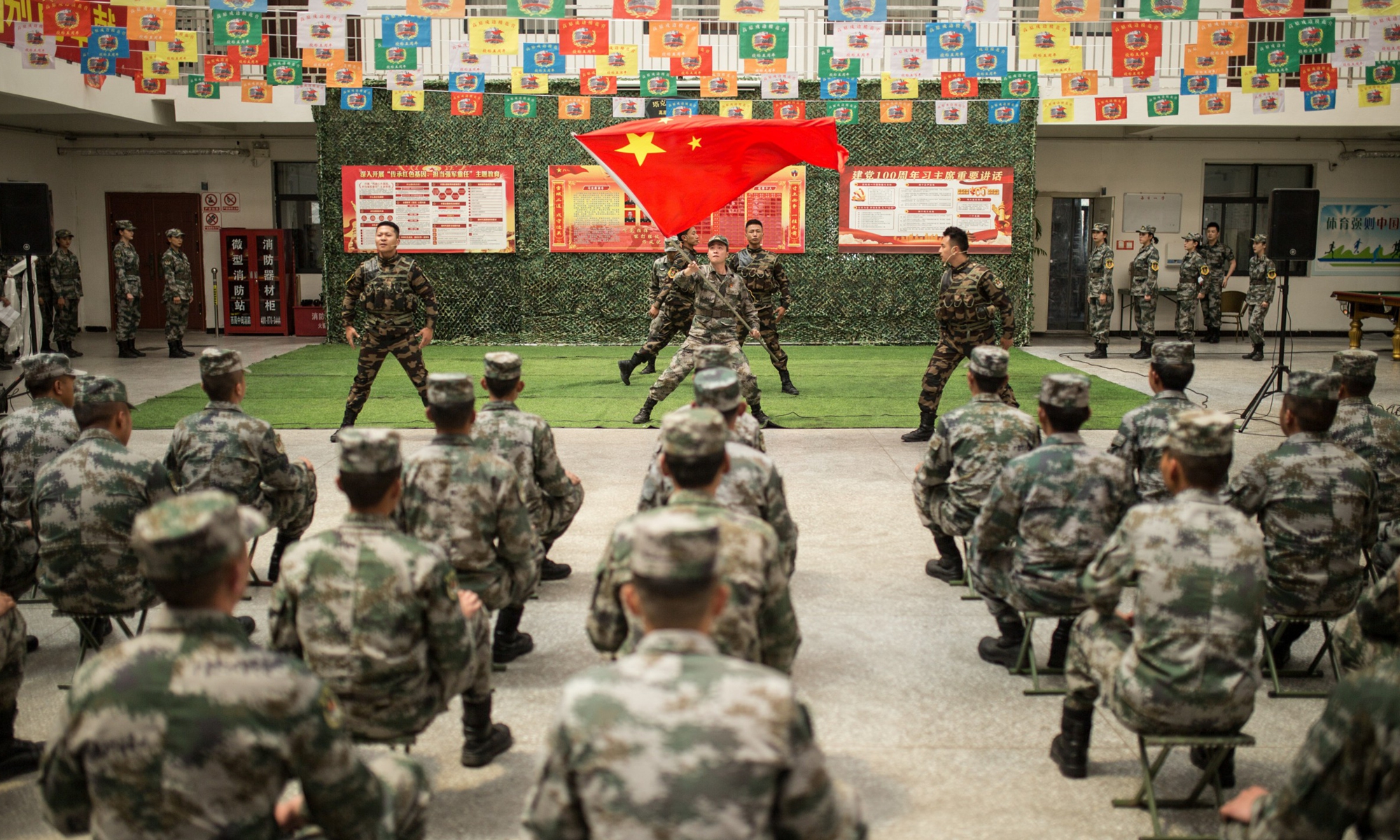 Soldiers from the art troupe of the Chinese People's Liberation Army (PLA) Tibet Military Command performed at the headquarters and frontline military posts of a plateau-stationed model battalion based in Xigaze, Southwest China’s Tibet Autonomous Region on Friday.Photo:Fan Wei