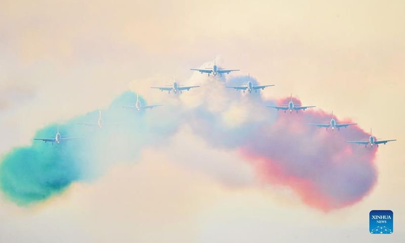 Il gruppo acrobatico italiano Frecce Tricolori esegue uno spettacolo aereo a Rivolto, Italia, il 18 settembre 2021. L'Aeronautica Militare Italiana ha tenuto lo spettacolo aereo per celebrare il 60° anniversario delle Frecce Tricolori qui sabato.  (Via / Xinhua)