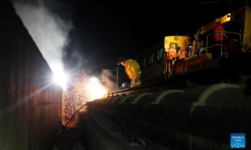 Maintenance workers change rails on the high-speed railroad linking east China's Shanghai and the city of Hangzhou in east China's Zhejiang Province, Sept. 18, 2021. (Xinhua/Fang Zhe)