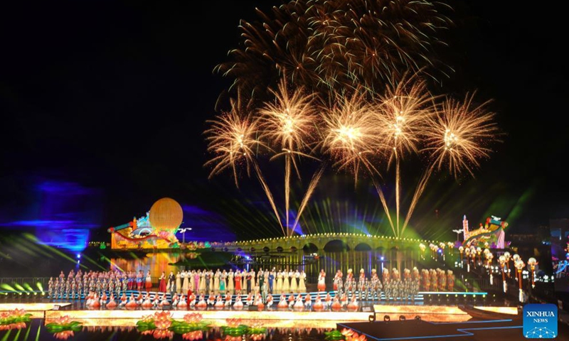 People perform during the opening ceremony of a lantern fair celebrating the Mid-Autumn Festival in Zhouzhuang Township of Kunshan City, east China's Jiangsu Province, Sept. 16, 2021.Photo:Xinhua