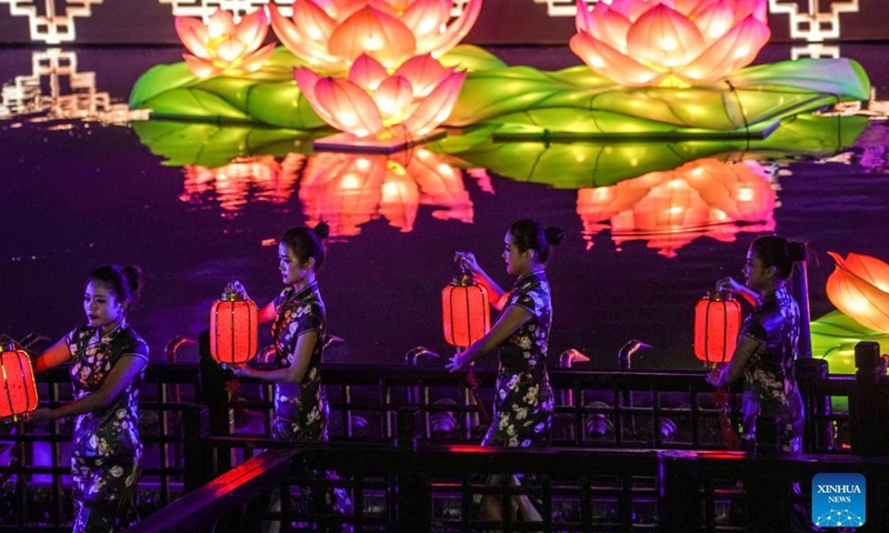 People perform during the opening ceremony of a lantern fair celebrating the Mid-Autumn Festival in Zhouzhuang Township of Kunshan City, east China's Jiangsu Province, Sept. 16, 2021.Photo:Xinhua