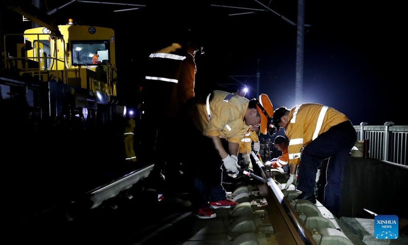 Maintenance workers change rails on the high-speed railroad linking east China's Shanghai and the city of Hangzhou in east China's Zhejiang Province, Sept. 18, 2021. (Xinhua/Fang Zhe)