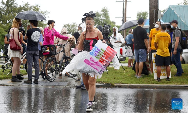 A woman in garbage-style costume takes part in a trash parade in New Orleans, Louisiana, the United States, on Sept. 18, 2021. Hundreds of residents in New Orleans joined the trash parade on Saturday to protest the city's sanitation. (Photo by Lan Wei/Xinhua)