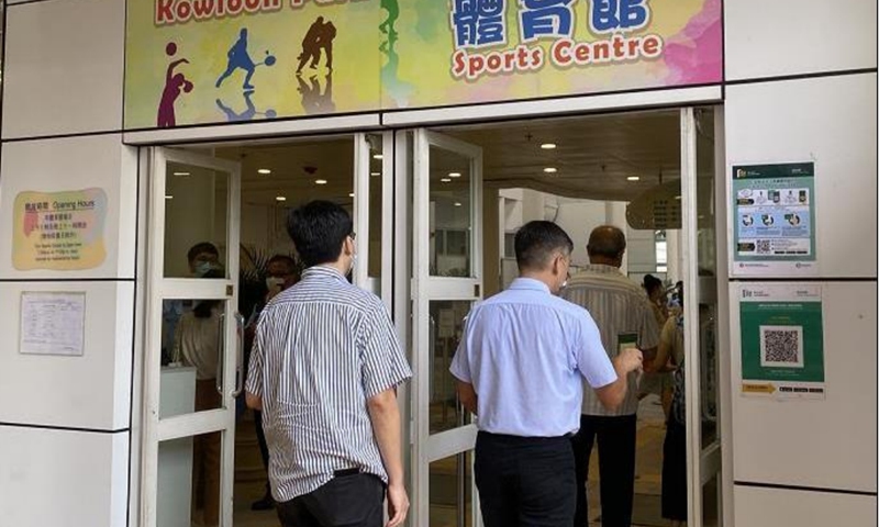 Voters queue up at polling stations to choose the 2021 Hong Kong Election Committee on September 19. Photo: CCTV News