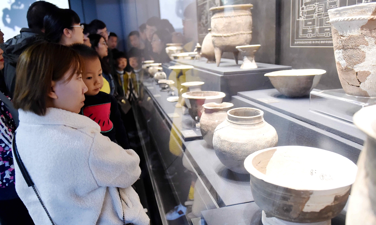 From top: Visitors view items at the Erlitou Cultural Site Museum. 
A precious relic Photos: IC
Promotional material for <em>Glory is Back</em> Photo: Courtesy of iQIYI