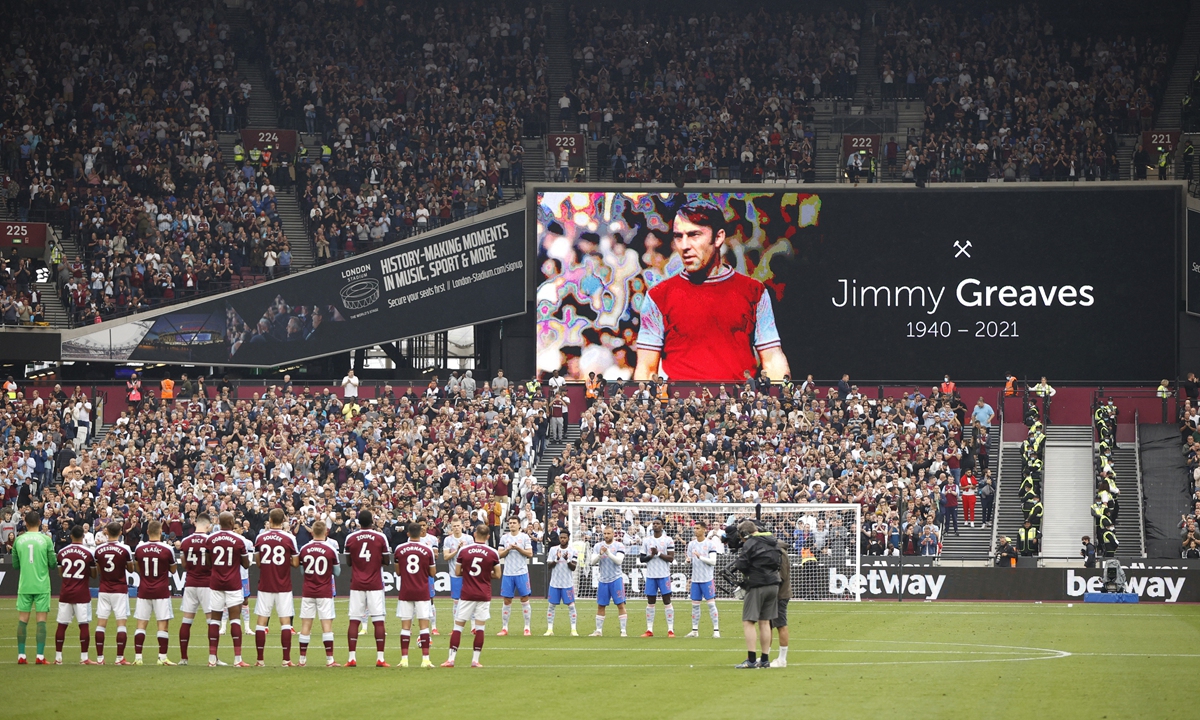 Players and fans hold a minute's applause in memory of Jimmy Greaves prior to the Premier League match between West Ham United and Manchester United at London Stadium on Sunday in London, England. Photo: IC