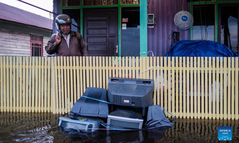 A man views appliances in front of his house submerged by flood water as a result of heavy rainfall at Mendawai village in Palangkaraya, Central Kalimantan, Indonesia, Sept. 20, 2021.(Photo: Xinhua)