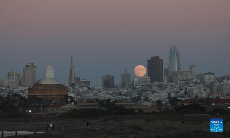 Photo taken on Sept. 19, 2021 shows the moon rising in San Francisco, the United States.(Photo: Xinhua)