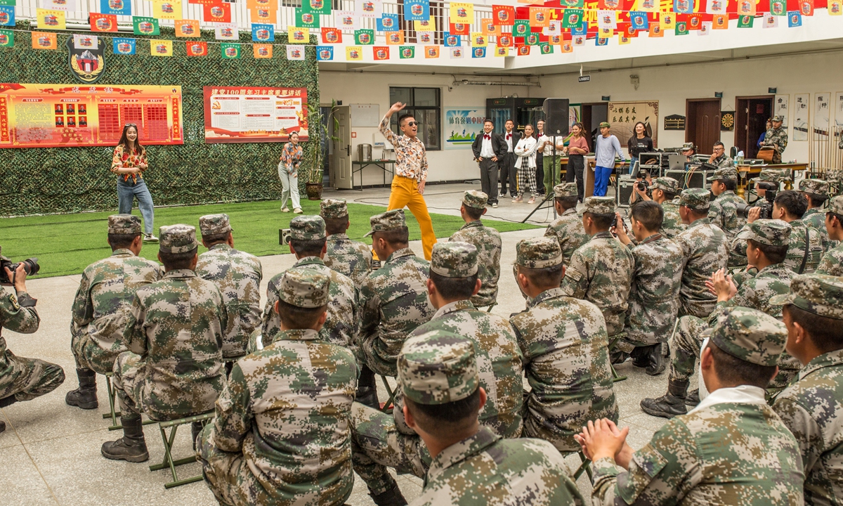 Members of the art troupe perform for border defense soldiers of a model battalion of the People's Liberation Army (PLA) stationed in Xigaze, Xizang Autonomous Region on Friday. Photo: Shan Jie