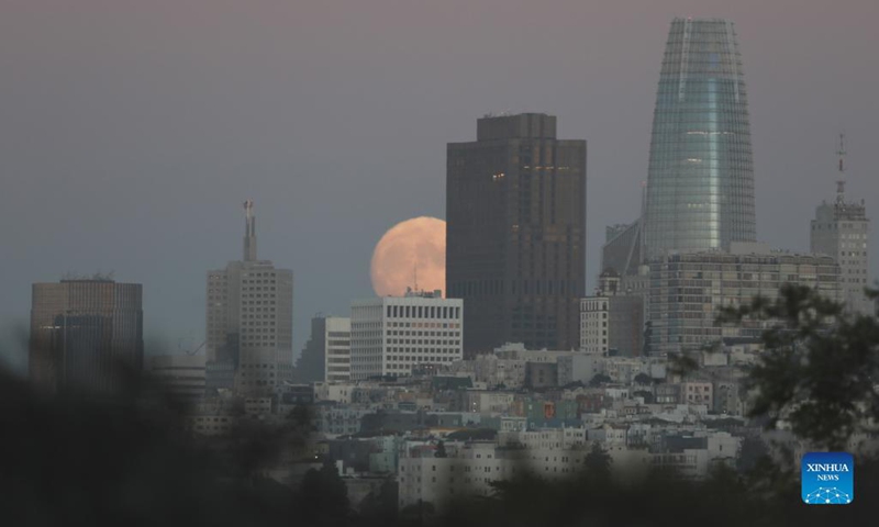 Photo taken on Sept. 19, 2021 shows the moon rising in San Francisco, the United States.(Photo: Xinhua)