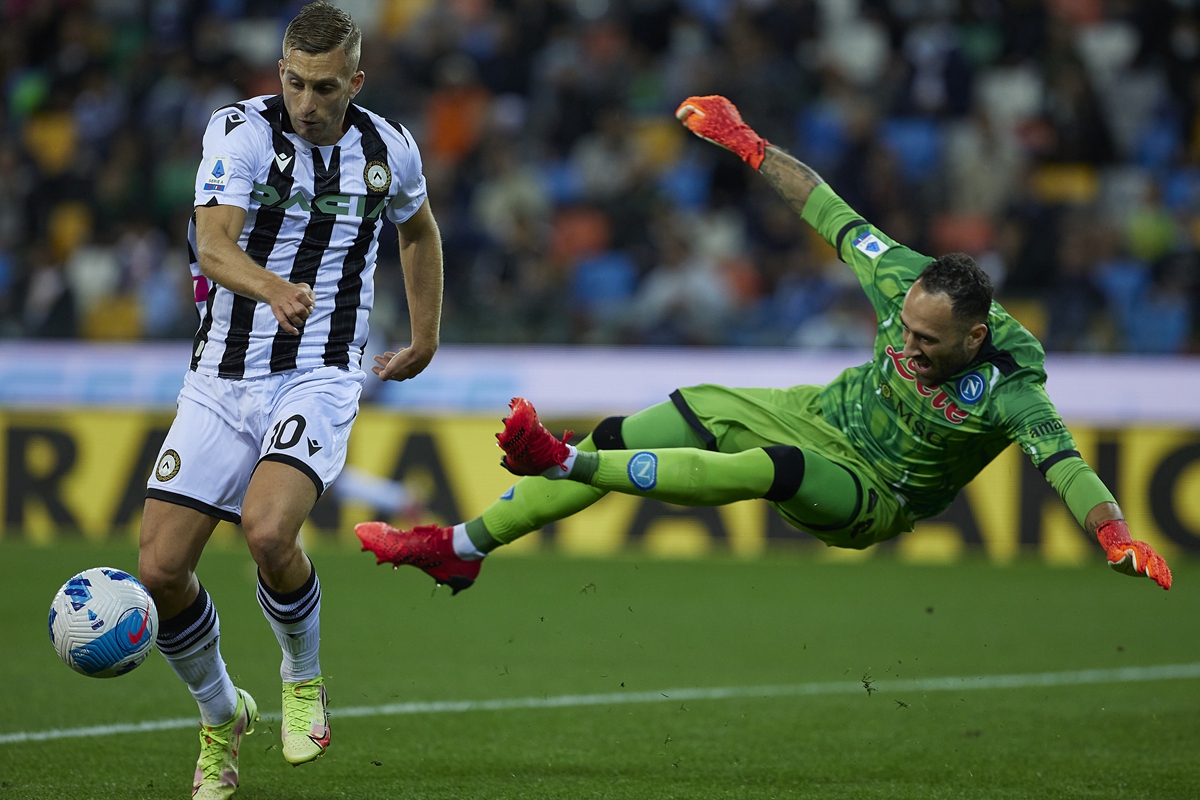 Gerard Deulofeu (left) of Udinese Calcio competes for the ball with David Ospina of SSC Napoli on Monday in Udine, Italy. Photo: VCG