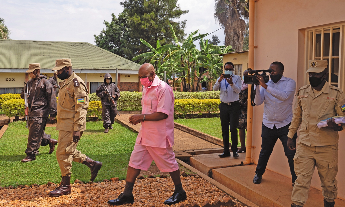 Paul Rusesabagina (center) in the pink inmate's uniform arrives at Nyarugenge Court of Justice in Kigali, Rwanda, on October 2, 2020. Photo: AFP 