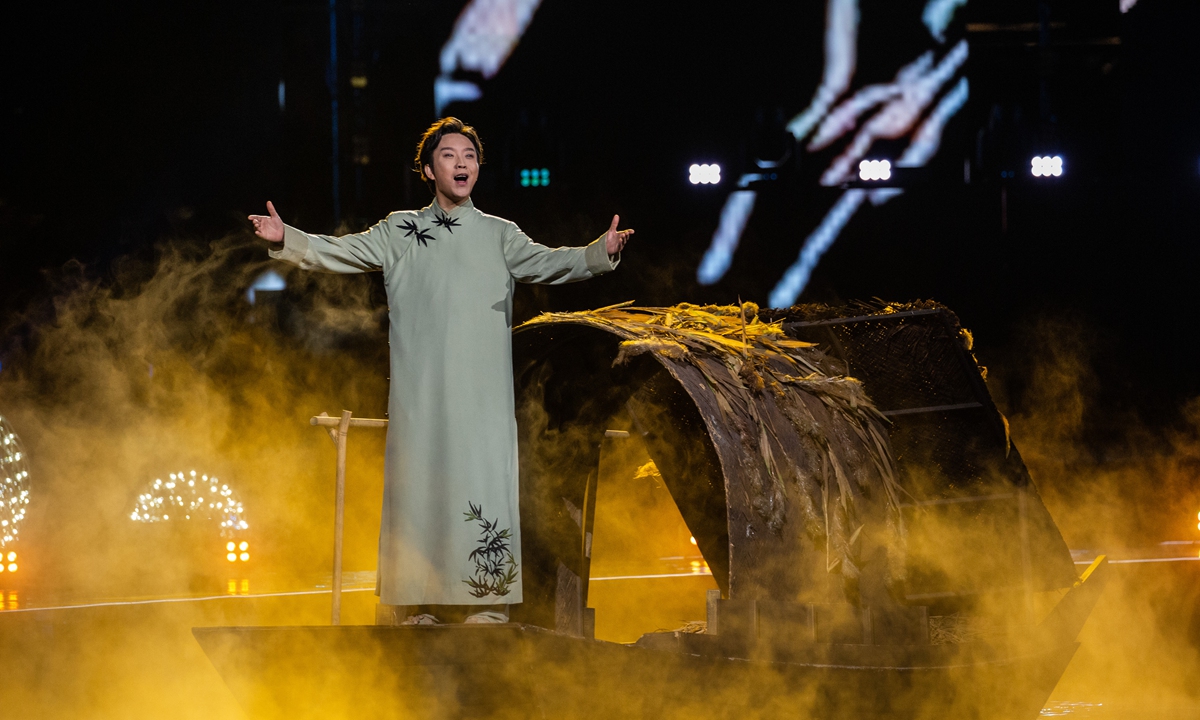 A performance at the Mid-Autumn Festival Gala
Photo: Courtesy of Bing Bing