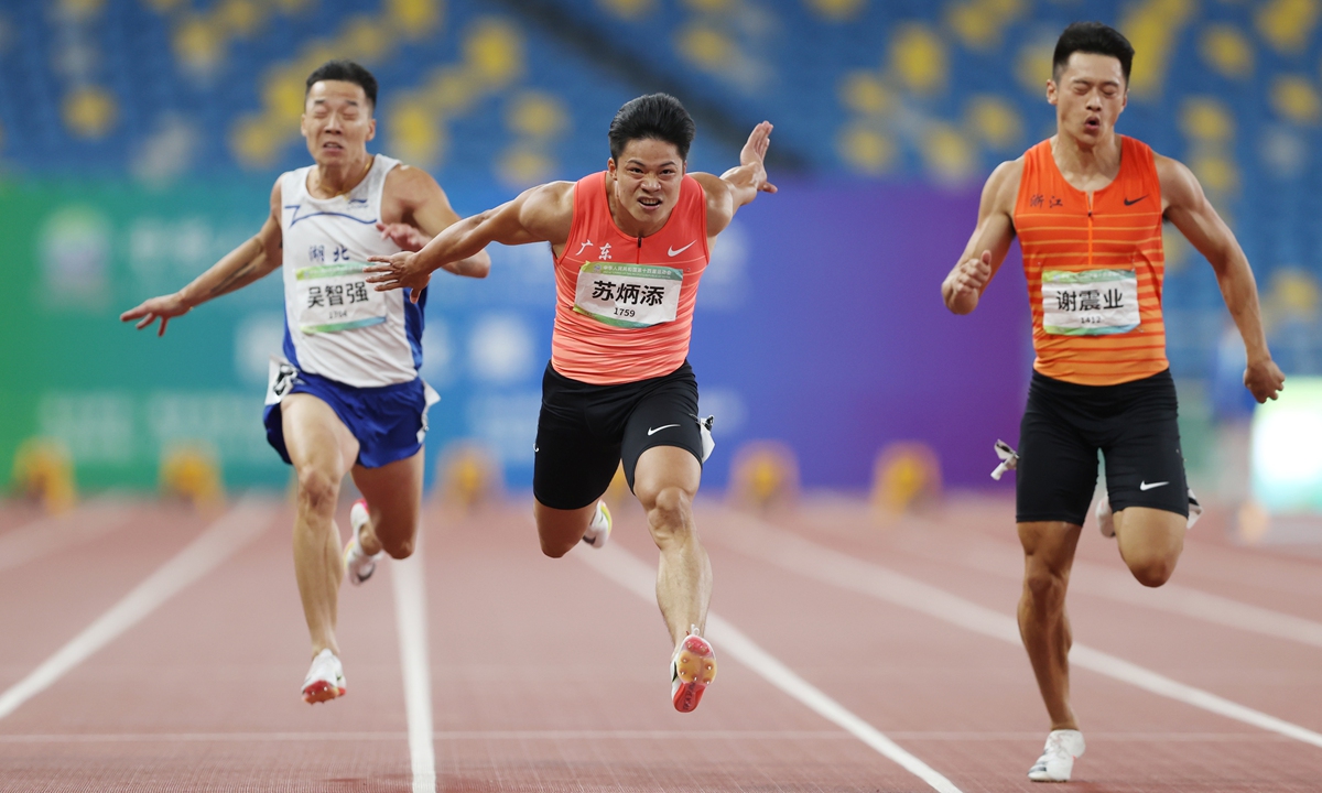Su Bingtian (center) competes in the men's 100 meters final at the National Games on Tuesday in Xi'an, Shaanxi Province. Photo: Cui Meng/Global Times