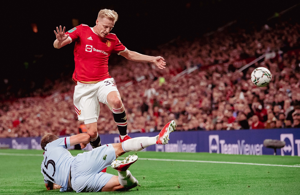 Donny van de Beek (top) of Manchester United in action with Craig Dawson of West Ham United on Wednesday in Manchester, England. Photo: VCG