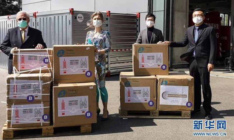 Dr. Thomas Rabe (first from left) and the representative of the government of Heidelberg (second from left) receive medical supplies donated by China.