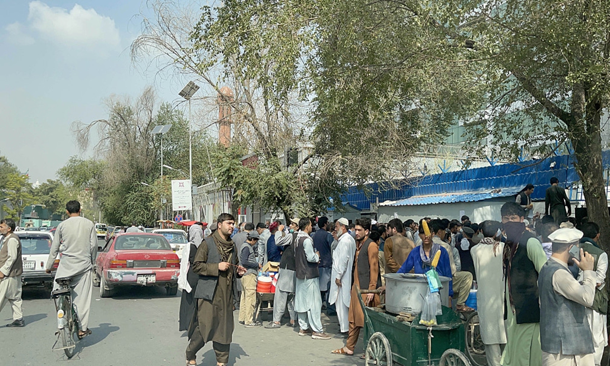 Afghan people stand in line to get money at Aziz Bank in Kabul Afghanistan on September 21,2021. Photo: CFP