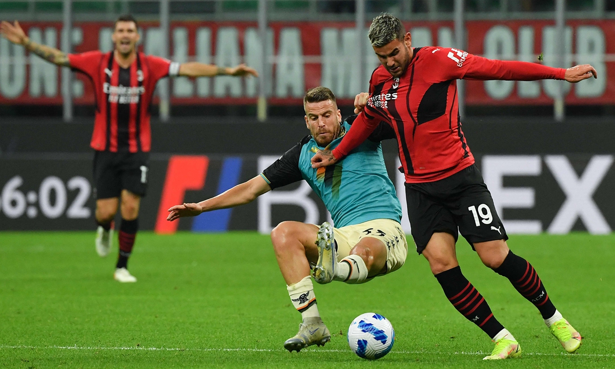 AC Milan defender Theo Hernandez (right) competes for the ball on Wednesday in Milan, Italy. Photo: VCG
