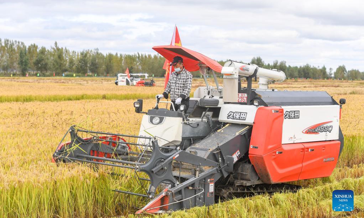 A farmer operates a rice harvester during an demonstration event in celebration of the Chinese farmers' harvest festival at Hongguang Village, Changchun City of northeast China's Jilin Province, Sept. 23, 2021. Thursday marks the Chinese farmers' harvest festival, which is celebrated on the Autumn Equinox. (Xinhua/Zhang Nan)

