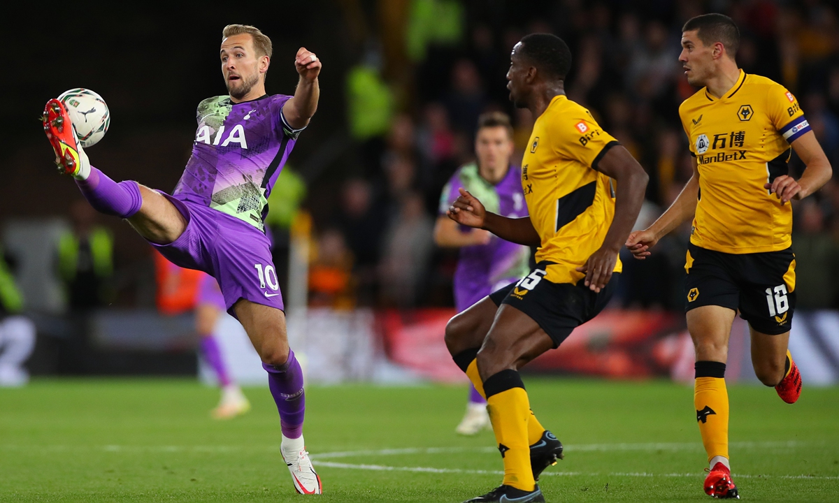 Harry Kane (left) of Tottenham Hotspur reaches for the ball during the match against Wolverhampton Wanderers on Wednesday in Wolverhampton, England. Photo: VCG