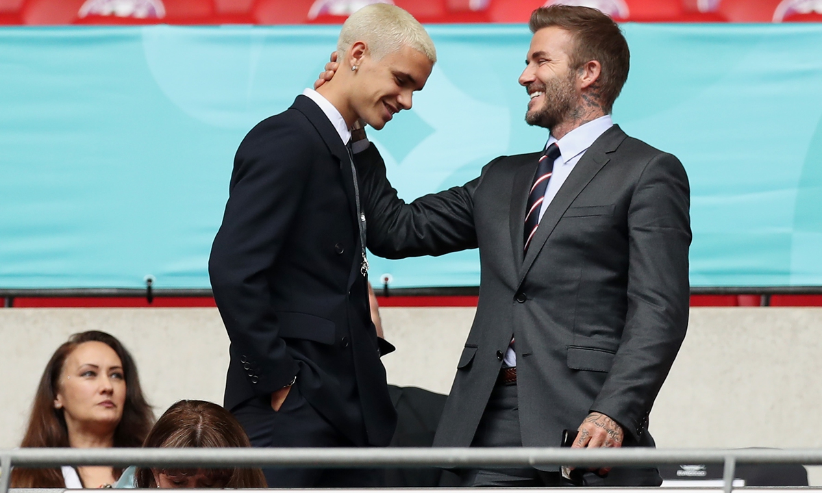 David Beckham (right) and son Romeo Beckham Photo: VCG