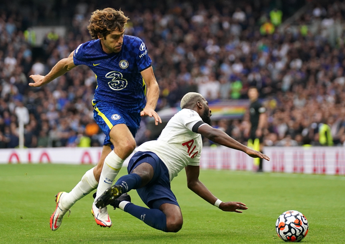 Chelsea's Marcos Alonso (left) challenges Tottenham Hotspur's Tanguy Ndombele on September 19 in London. Photo: VCG