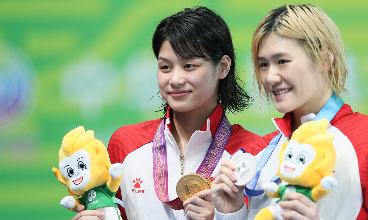 Gold medalist Yu Yiting (left) and silver medalist Ye Shiwen Photo: VCG
