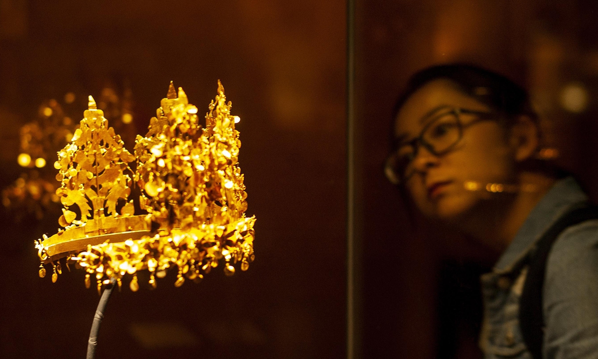 A gold crown from Afghanistan is showcased in Tsinghua university, Beijing, in 2019. Photo:VCG