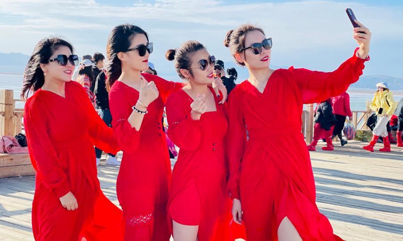 Photo taken on Sept. 23, 2021 shows the dreamlike autumn scenery of Caka salt lake scenic area, dubbed Mirror of the Sky, in Caka Town of Wulan County, northwest China's Qinghai Province.Photo:Xinhua