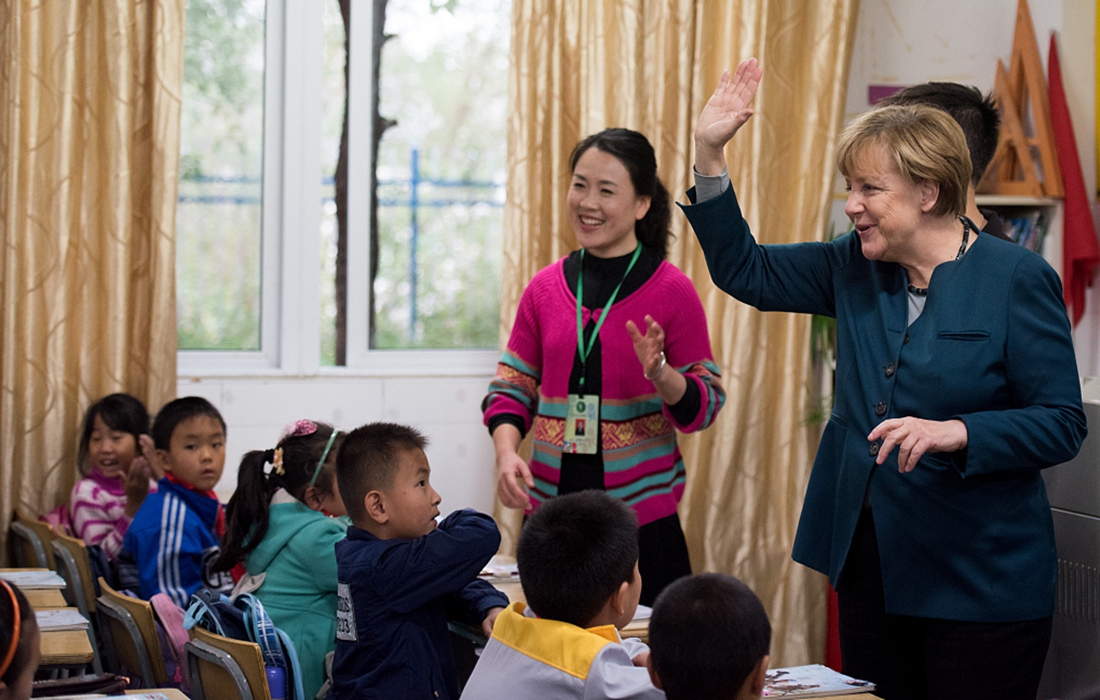 German Chancellor Angela Merkel talks to children of Jinputao Primary School in Hefei, East China's Anhui Province on October 30, 2015. Photo: CFP