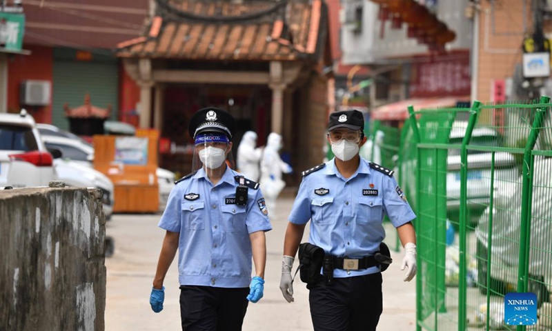 Police offers patrol outside a lock-down area at the Xihu community in Tongan District of Xiamen City, southeast China's Fujian Province, Sept. 23, 2021.Photo:Xinhua