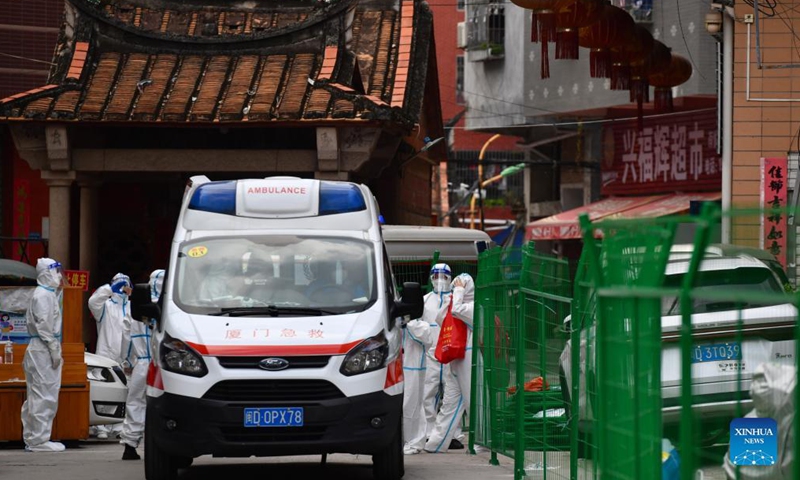 Medical workers transfer a patient with fever symptom from a lock-down area at the Xihu community in Tongan District of Xiamen City, southeast China's Fujian Province, Sept. 23, 2021.Photo:Xinhua
