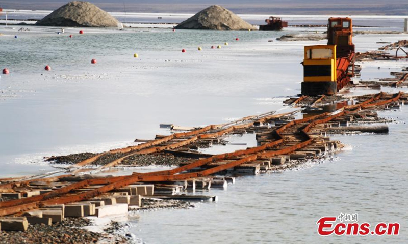 Photo taken on Sept. 23, 2021 shows the dreamlike autumn scenery of Caka salt lake scenic area, dubbed Mirror of the Sky, in Caka Town of Wulan County, northwest China's Qinghai Province.Photo:Xinhua