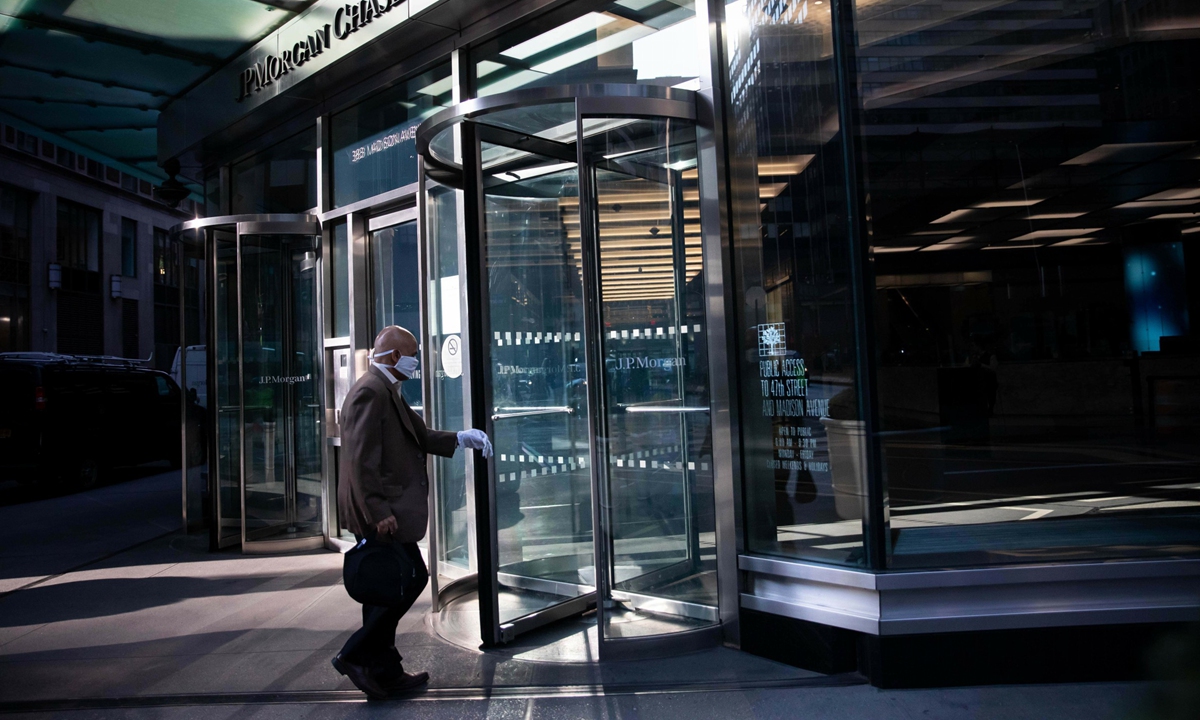 A person enters the JPMorgan Chase & Co headquarters on September 21, 2020 in New York City. Photo: IC