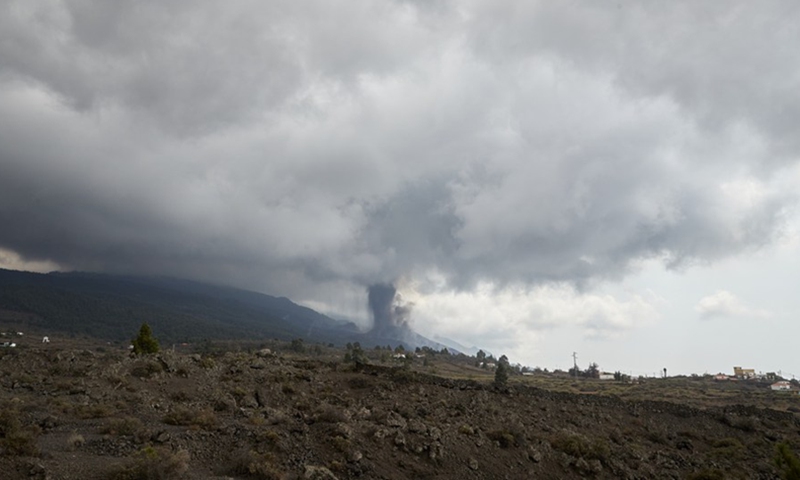 Photo taken on Sept. 24, 2021 shows the scene of volcanic eruption of Cumbre Vieja volcano in La Palma, Spain. (Photo: Xinhua)
