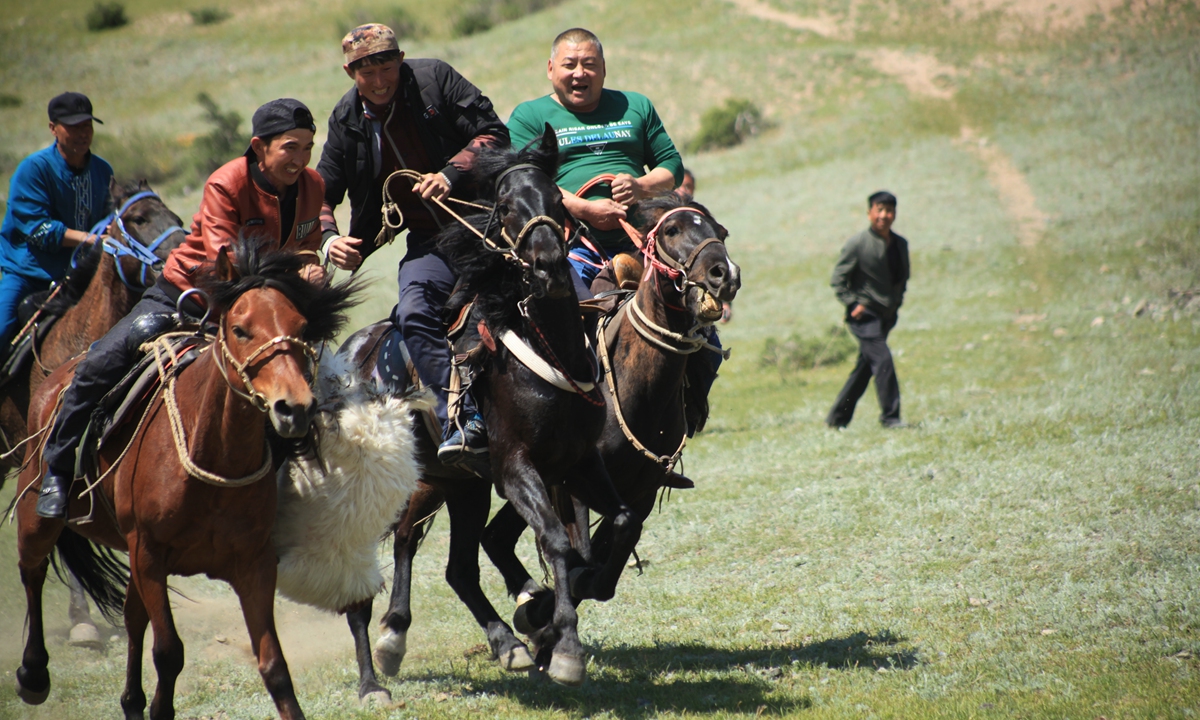 Local herdsmen hold a sheep-wrangling competition, a folk sport in Xinjiang, on May 19, in Bortala Mongolian Autonomous Prefecture. Photo: IC