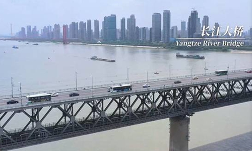 Schermata del ponte sul fiume Yangtze di Wuhan nel documentario Rio Takeucci