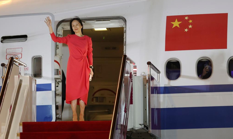 Meng Wanzhou waves at a cheering crowd as she steps out of a charter plane at Shenzhen Bao'an International Airport in Shenzhen, South China's Guangdong Province, September 25, 2021. Photo: Xinhua