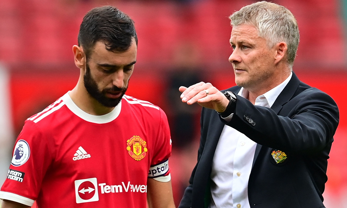 Manchester United manager Ole Gunnar Solskjaer (right) consoles midfielder Bruno Fernandes after he missed a penalty on Saturday in Manchester, England. Photo: VCG