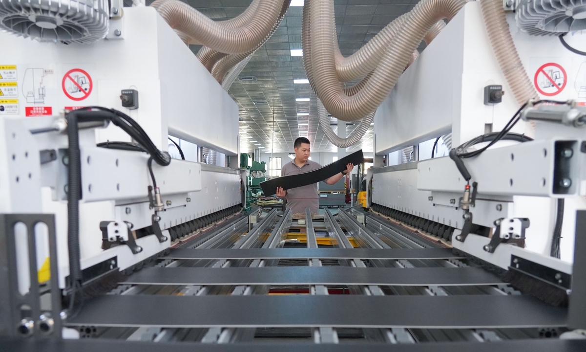 A worker is busy producing high-end plastic sheets in a material firm in Haian, East China's Jiangsu Province on Sunday. Specialized in plastic sheets, the firm's products are mainly exported, with 95 percent heading to Europe, North America, Australia and Japan. Photo: cnsphoto