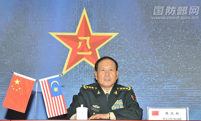 2021年9月27日，中国国务委员兼国防部长魏凤和上将通过视频链接与马来西亚高级部长兼国防部长侯赛因举行会谈。照片：中国国防部