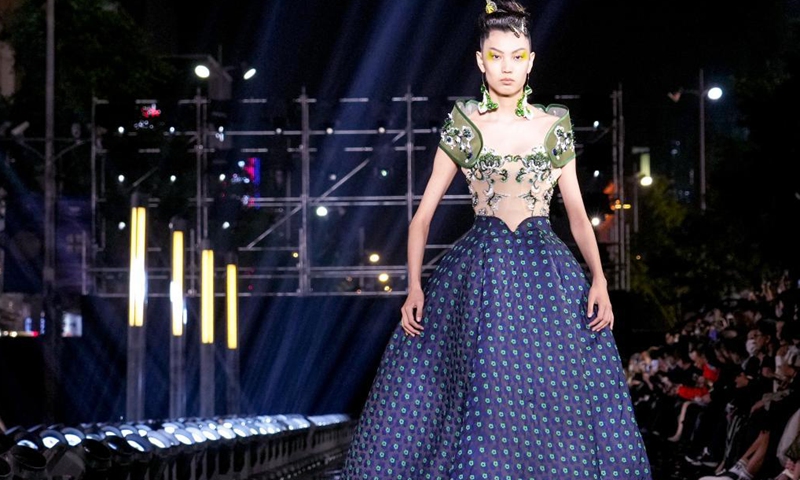 A model presents a creation designed by Laurence Xu during the Beijing Fashion Week in Beijing, capital of China, Sept. 26, 2021. The fashion event closed on Sept. 26. (Xinhua/Chen Jianli)

